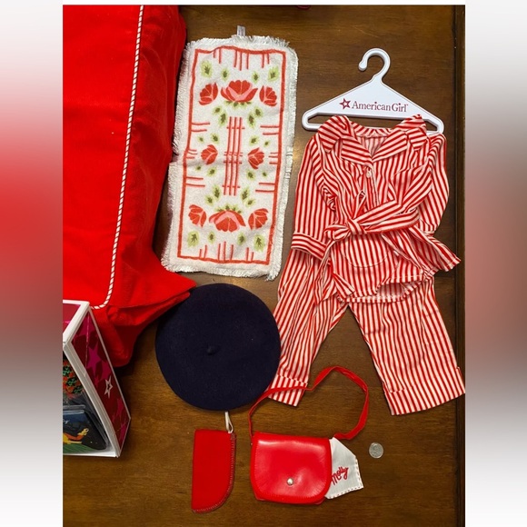 RARE AMERICAN GIRL DOLL MOLLY AND FURNITURE ACCESSORIES LAMP BED CLOTHES - Picture 4 of 7